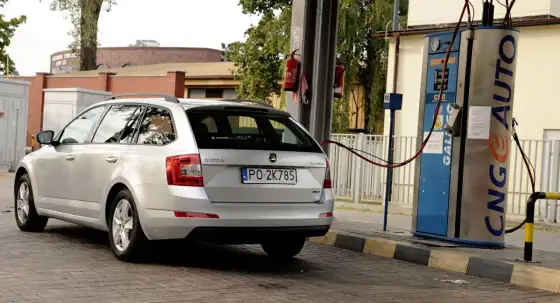 CNG w samochodzie - kiedy ma sens i czym różni się od LPG?